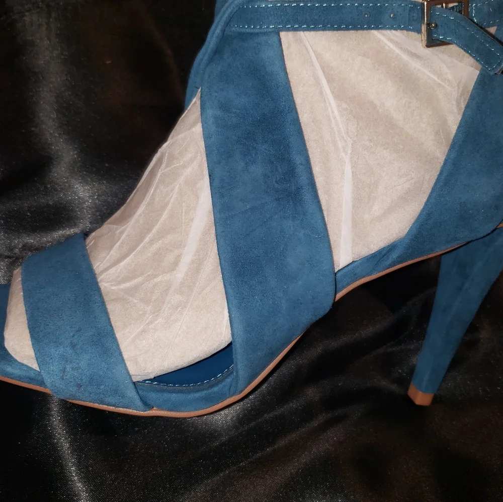 NWT Vince Camuto VC- Kalintie Suede Shoes - Picture 3 of 12